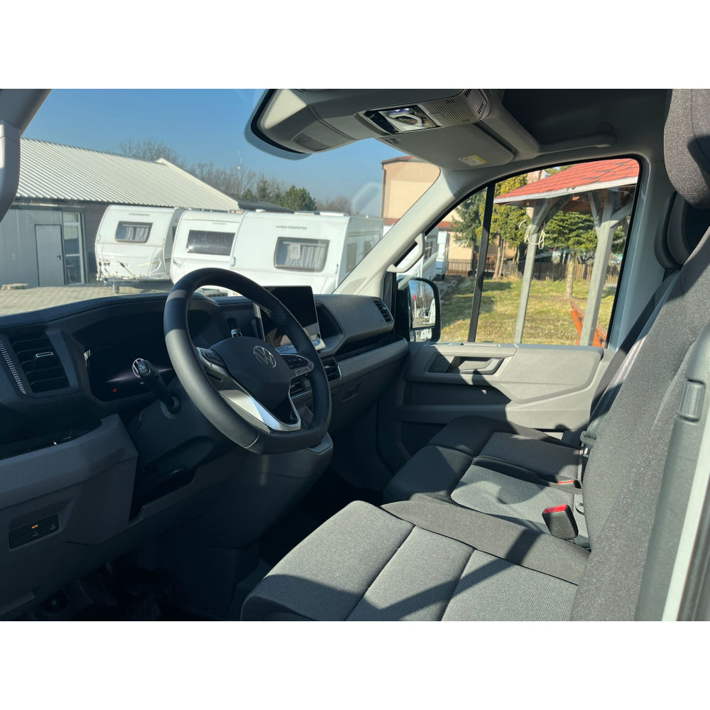 Zabudowa biurowa do busa VW Crafter wykonana według specyfikacji klienta